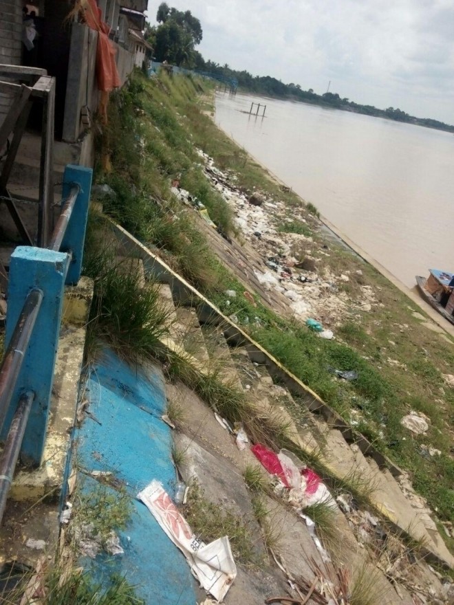 Sampah berserakan di bibir Sungai Batanghari tepatnya di belakang Pasar Sengeti. 